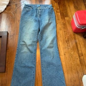 Women’s duck head stretch bootcut jeans. Worn a few times . Size 12‎ talk